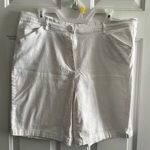 White Stag Woman White Shorts size 18